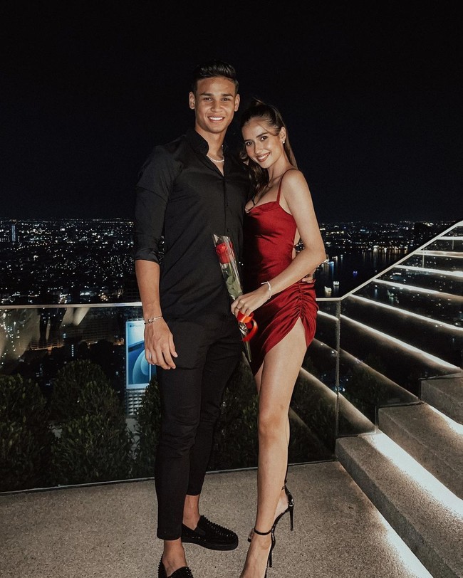 Di acara-acara tertetu, Irfan Fandi kerap kali tampil lebih formal. Salah satunya ketika berkencan dengan pacar. Kekasihnya adalah Anntonia Porsild, Miss Suprational 2019 keturunan Thailand-Denmark.Foto: Instagram @irfanfandi17