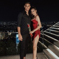 Di acara-acara tertetu, Irfan Fandi kerap kali tampil lebih formal. Salah satunya ketika berkencan dengan pacar. Kekasihnya adalah Anntonia Porsild, Miss Suprational 2019 keturunan Thailand-Denmark.Foto: Instagram @irfanfandi17