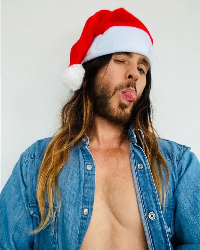 Tampil shirtless dengan rambut gondrong dan berjanggut, netizen sulit percaya kalau pria yang populer lewat film ‘Urban Legend’ ini sudah menginjak usia kepala lima. Foto: Instagram/@jaredleto