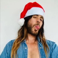 Tampil shirtless dengan rambut gondrong dan berjanggut, netizen sulit percaya kalau pria yang populer lewat film ‘Urban Legend’ ini sudah menginjak usia kepala lima. Foto: Instagram/@jaredleto