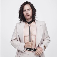 Bak vampir, selebriti ini memang dikenal awet muda. Berkarier sejak 1992 di usia 21 tahun, tidak tampak perubahan berarti pada wajah maupun penampilannya. Foto: Instagram/@jaredleto