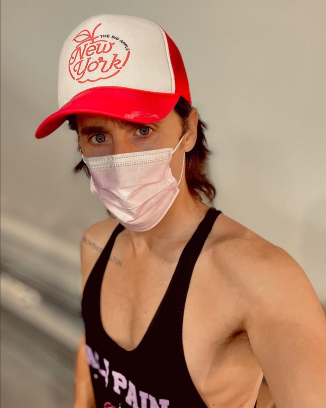 Aktor yang juga vokalis 30 Seconds To Mars ini banyak mengonsumsi sayuran dan menghindari konsumsi alkohol. Foto: Instagram/@jaredleto