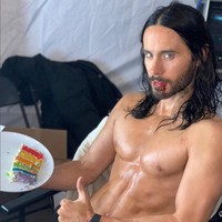 Jared Leto genap berusia 50 tahun pada 26 Desember 2021. Merayakan hari kelahiran, ia mengunggah foto terbarunya di Instagram. Foto: Instagram/@jaredleto