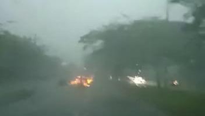 jembatan suramadu dilanda hujan dan angin kencang