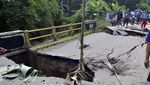 Jembatan Way Gebang Lampung Putus Gegara Sungai Meluap