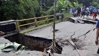 Hujan deras pada Minggu malam (26/12/2021) hingga Senin dini hari menyebabkan Sungai Way Gebang meluap dan mengakibatkan terputusnya jembatan yang menghubungkan Desa Padang Cermin, Batu Menyan, Gebang dan Hanura Pesawaran Lampung.