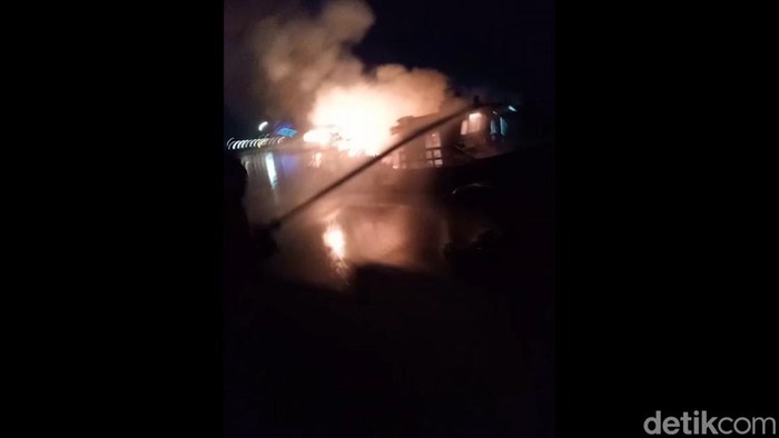 Kapal Dishub Sulsel terbakar di Pantai Losari Makassar. (Reinhard/detikcom)