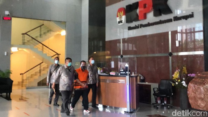 KPK Tahan Tersangka Kasus Suap Ditjen Pajak Alfred Simanjuntak