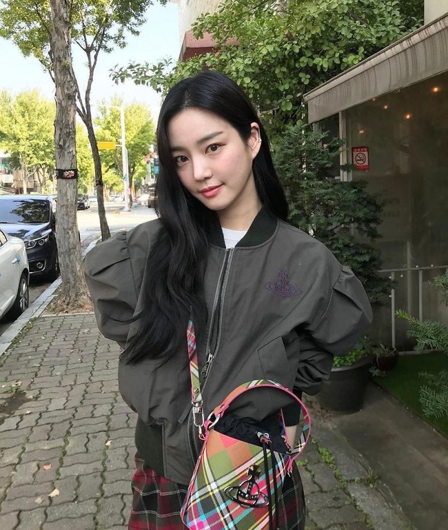 Lee Yubi merupakan aktris cantik kelahiran 22 November 1990. Jika benar-benar berpacaran dengan Jungkook BTS, keduanya terpaut tujuh tahun. Di mana Jungkook kelahiran 1 September 1997. Foto: dok. Instagram @yubi_190