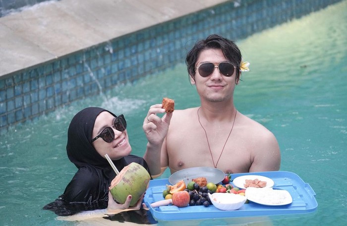 Lesti Kejora Melahirkan, Intip Momennya Saat Makan Romantis Bareng Rizky Billar Lesti Kejora Melahirkan, Intip Momennya Saat Makan Romantis Bareng Rizky Billar