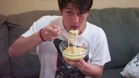 Meskipun sudah menikah, Rizky masih sering masak mie instan sendiri di rumahnya. Ia menikmati semangkuk mie instan buatannya sambil asyik nonton film favoritnya. Foto: instagram @rizkybillar/ @lestykejora