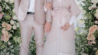 Lewat instagram @rizkybillar, aktor tampan ini mengumumkan kelahiran anak pertamanya. Lesti dan Rizky atau akrab disapa Leslar ini pun resmi menjadi orang tua. Foto: instagram @rizkybillar/ @lestykejora