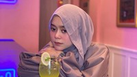 Lesti yang baru berusia 22 tahun ini terbilang mama muda. Penyanyi berhijab ini juga sering terlihat menikmati makanan dan minuman favoritnya. Foto: instagram @rizkybillar/ @lestykejora