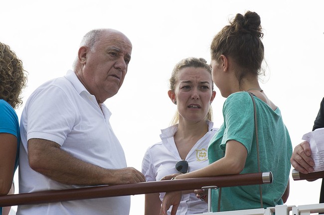 Seperti dikutip dari Vogue, Marta Ortega mulai bekerja di perusahaan ayahnya pada usia 15 tahun. Dia bekerja sebagai asisten toko di butik Berskha di King’s Road, London, Inggris. Foto: Getty Images