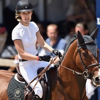 Dalam sebuah wawancara, Marta Ortega mengaku pertamakali jatuh cinta dengan fashion saat usia remaja ketika dia melihat behind the scene pemotretan Zara bersama Kate Moss di Barcelona. Setelah lulus dari jurusan manajemen bisnis, dia memulai kariernya dari bawah dengan bekerja sebagai asisten penjaga toko.  Foto: Getty Images