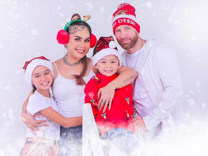 Melanie Ricardo foto bareng dengan keluarga saat Natal.
