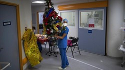 Natal tahun ini masih dirayakan di tengah pandemi. Sibuknya RS di Prancis imbas lonjakan kasus COVID-19 membuat para nakes di RS ini rayakan Natal di ruang ICU.