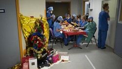 Natal tahun ini masih dirayakan di tengah pandemi. Sibuknya RS di Prancis imbas lonjakan kasus COVID-19 membuat para nakes di RS ini rayakan Natal di ruang ICU.