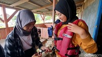 Tidak seperti Flying Fox kebanyakan, menara yang digunakan untuk alas pacu menggunakan Pohon Jaran setinggi 10 meter yang dibuat mirip rumah pohon. Untuk kawat sling baja yang digunakan untuk meluncur memiliki panjang 75 meter dengan titik mendarat di air melintasi pasir Pantai Cikembang.