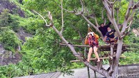Tak perlu khawatir dengan keamanan saat hendak menjajal flying fox di Pantai Cikembang Sukabumi. Faktor keamanan menjadi perhatian komunitas Petualang Alam Gunung Rimba Sukabumi (Paguris) yang dibina Suminta, mulai dari slink baja dengan kekuatan beban 1 ton, helm hingga harnest dan carabiner yang memiliki daya tahan terhadap beban.