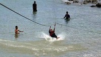 Bagaimana, tertarik untuk memacu adrenalin dengan menaiki flying fox di Pantai Cikembang Sukabumi ini?