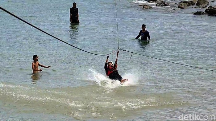 Memacu Adrenalin Naik Flying Fox di Pantai Cikembang Sukabumi Flying fox di Pantai Cikembang Sukabumi tak boleh dilewatkan para pencinta adrenalin. Pengunjung dapat merasakan sensasi meluncur dan mendarat di atas air laut.