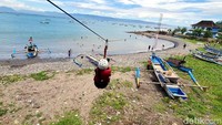 Flying fox jadi salah satu wahana permainan yang tak boleh dilewatkan saat mengunjungi Pantai Cikembang yang ada di Kecamatan Cisolok, Kabupaten Sukabumi, Jawa Barat.