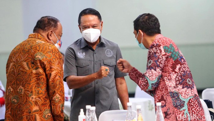 Pemerintah memberikan bonus kepada para atlet-atlet berprestasi. Selain itu 5 olahragawan juga penerima penganugrahan Satyalancana Dharma Olahraga.