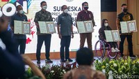 Selain itu lima para olahragawan juga menerima penganugrahan Satyalancana Dharma Olahraga sebagai bentuk tanda jasa atas prestasi yang pernah mereka torehkan di Olimpiade dan Paralimpiade.