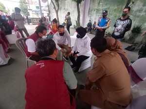 Risma Salurkan Bansos Tambahan, Walkot Eri Siapkan Tempat Hingga Fasilitas