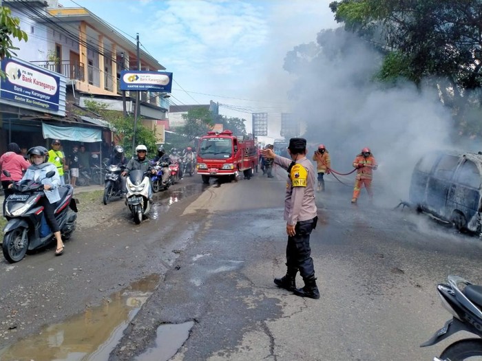 Mobil terbakar di Jalan Solo-Purwodadi, Karanganyar, Senin (27/12/2021).