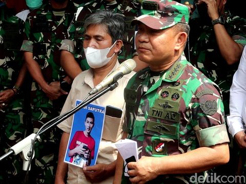 KSAD Jenderal Dudung Abdruhman mengunjungi kediaman keluarga Handi-Salsa, dua korban kecelakaan di Nagreg, Jawa Barat. Dudung datang didampingi sejumlah stafnya