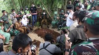 Dalam kunjungannya tersebut, Jenderal Dudung juga menyempatkan berziarah ke makam Handi dan Salsa.