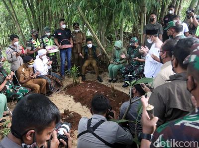 Momen Jenderal Dudung Ziarah dan Kunjungi Keluarga Handi-Salsa
