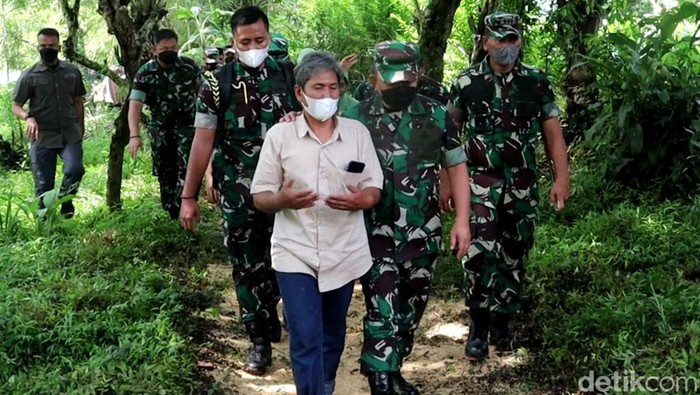 KSAD Jenderal Dudung Abdruhman mengunjungi kediaman keluarga Handi-Salsa, dua korban kecelakaan di Nagreg, Jawa Barat. Dudung datang didampingi sejumlah stafnya