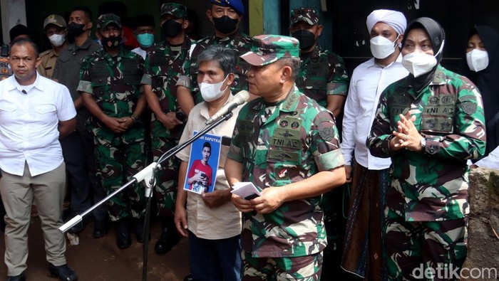 Momen Jenderal Dudung Ziarah dan Kunjungi Keluarga Handi-Salsa KSAD Jenderal Dudung Abdruhman mengunjungi kediaman keluarga Handi-Salsa, dua korban kecelakaan di Nagreg, Jawa Barat. Dudung datang didampingi sejumlah stafnya