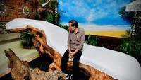 Jokowi memberikan apresiasi terhadap produk yang dihasilkan oleh para pelaku IKM di Provinsi Bali.