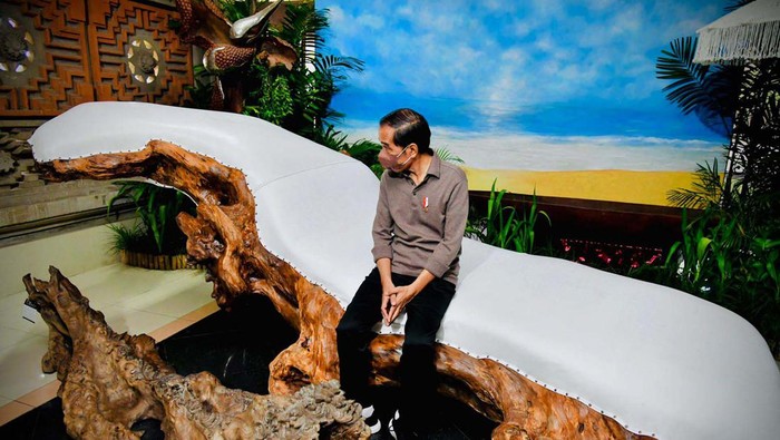 Momen Jokowi Kunjungi Pameran IKM Bali Bangkit Presiden Joko Widodo (Jokowi) mengunjungi pameran Industri Kecil Menengah (IKM) Bali Bangkit. Jokowi mengapresiasi produk yang dihasilkan pelaku IKM di Bali.
