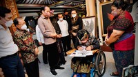 Tampak Jokowi meninjau dan berbincang dengan beberapa pelaku IKM di antaranya adalah perajin kursi, kain tenun, serta lukisan.