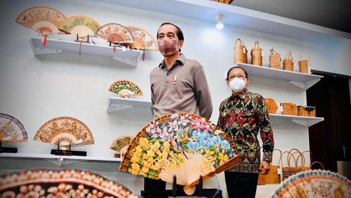 Presiden Joko Widodo (Jokowi) mengunjungi pameran Industri Kecil Menengah (IKM) Bali Bangkit. Jokowi mengapresiasi produk yang dihasilkan pelaku IKM di Bali.