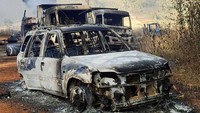 Pada Sabtu (25/12) waktu setempat, sejumlah foto beredar di media sosial yang disebut menunjukkan dua truk dan sebuah mobil yang hangus terbakar di tengah jalanan di kota Hpruso, Kayah, dengan jenazah yang hangus ada di dalamnya. Seorang anggota Pasukan Pertahanan Rakyat (PDF) menuturkan kelompoknya menemukan kendaraan-kendaraan itu pada Sabtu (25/12) pagi waktu setempat, setelah mendengar militer mencegat sejumlah kendaraan di Hpruso usai bentrokan dengan anggota PDF pada Jumat (24/12) waktu setempat.