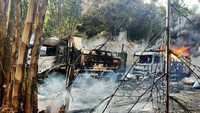 Seperti dilansir AFP, Senin (27/12/2021), dua pekerja organisasi non-profit, Save the Children, dilaporkan hilang setelah kendaraan mereka, bersama sejumlah kendaraan lainnya, diserang dan dibakar dalam insiden di wilayah Kayah. Kedua pekerja itu hilang saat dalam perjalanan pulang usai melakukan tugas kemanusiaan.