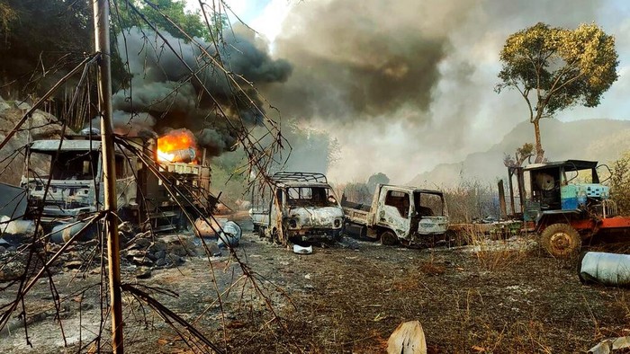 Dalam foto ini disediakan oleh Karenni Nationalities Defense Force (KNDF), asap dan api mengepul dari kendaraan di kotapraja Hpruso, negara bagian Kayah, Myanmar, Jumat, 24 Desember 2021. Pasukan pemerintah Myanmar menangkap penduduk desa, beberapa diyakini wanita dan anak-anak, menembak mati lebih dari 30 orang dan membakar mayat-mayat itu, kata seorang saksi mata dan laporan lainnya, Sabtu. (KNDF melalui AP)