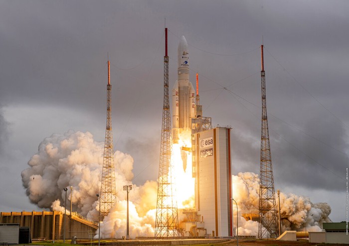 Roket Arianespace Ariane 5 dengan Teleskop Luar Angkasa James Webb NASA di dalamnya, lepas landas Sabtu, 25 Desember 2021, di Pelabuhan Antariksa Eropa, Pusat Antariksa Guiana di Kourou, Guyana Prancis. Teleskop ruang angkasa terbesar dan terkuat di dunia telah meluncurkan misi berisiko tinggi untuk melihat cahaya dari bintang dan galaksi pertama. Teleskop Luar Angkasa James Webb NASA meroket Sabtu dari Guyana Prancis di Amerika Selatan. (ESA-CNES-ARIANESPACE melalui AP)