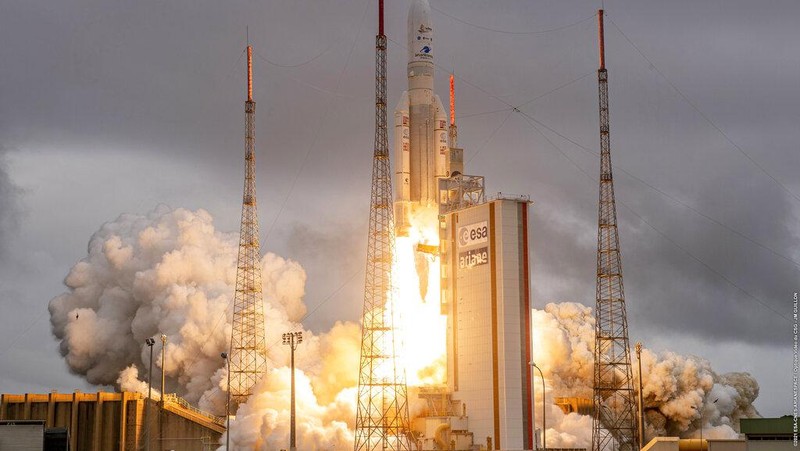 Roket Arianespace Ariane 5 dengan Teleskop Luar Angkasa James Webb NASA di dalamnya, lepas landas Sabtu, 25 Desember 2021, di Pelabuhan Antariksa Eropa, Pusat Antariksa Guiana di Kourou, Guyana Prancis. Teleskop ruang angkasa terbesar dan terkuat di dunia telah meluncurkan misi berisiko tinggi untuk melihat cahaya dari bintang dan galaksi pertama. Teleskop Luar Angkasa James Webb NASA meroket Sabtu dari Guyana Prancis di Amerika Selatan. (ESA-CNES-ARIANESPACE melalui AP)