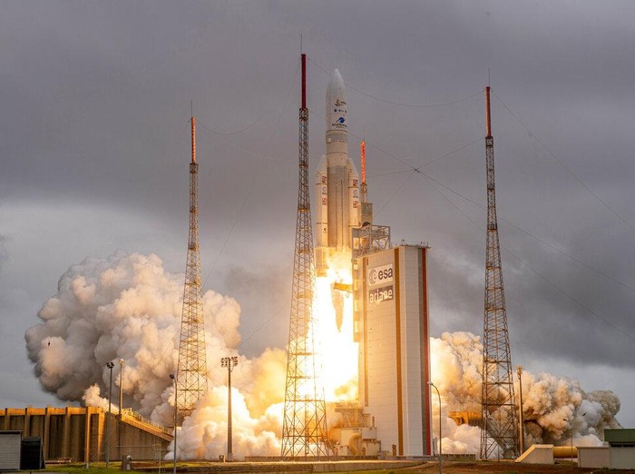 Roket Arianespace Ariane 5 dengan Teleskop Luar Angkasa James Webb NASA di dalamnya, lepas landas Sabtu, 25 Desember 2021, di Pelabuhan Antariksa Eropa, Pusat Antariksa Guiana di Kourou, Guyana Prancis. Teleskop ruang angkasa terbesar dan terkuat di dunia telah meluncurkan misi berisiko tinggi untuk melihat cahaya dari bintang dan galaksi pertama. Teleskop Luar Angkasa James Webb NASA meroket Sabtu dari Guyana Prancis di Amerika Selatan. (ESA-CNES-ARIANESPACE melalui AP)
