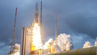 Roket Arianespace Ariane 5 dengan Teleskop Luar Angkasa James Webb NASA di dalamnya, lepas landas Sabtu, 25 Desember 2021, di Pelabuhan Antariksa Eropa, Pusat Antariksa Guiana di Kourou, Guyana Prancis. Teleskop ruang angkasa terbesar dan terkuat di dunia telah meluncurkan misi berisiko tinggi untuk melihat cahaya dari bintang dan galaksi pertama. Teleskop Luar Angkasa James Webb NASA meroket Sabtu dari Guyana Prancis di Amerika Selatan. (ESA-CNES-ARIANESPACE melalui AP)