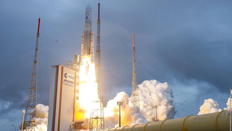 NASA Siap Ungkap Rahasia Alam Semesta dengan Teleskop James Webb Roket Arianespace Ariane 5 dengan Teleskop Luar Angkasa James Webb NASA di dalamnya, lepas landas Sabtu, 25 Desember 2021, di Pelabuhan Antariksa Eropa, Pusat Antariksa Guiana di Kourou, Guyana Prancis. Teleskop ruang angkasa terbesar dan terkuat di dunia telah meluncurkan misi berisiko tinggi untuk melihat cahaya dari bintang dan galaksi pertama. Teleskop Luar Angkasa James Webb NASA meroket Sabtu dari Guyana Prancis di Amerika Selatan. (ESA-CNES-ARIANESPACE melalui AP)