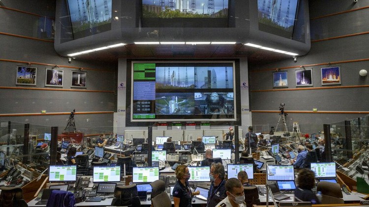 NASA Siap Ungkap Rahasia Alam Semesta dengan Teleskop James Webb Tim peluncuran memantau hitungan mundur peluncuran roket Arianespace Ariane 5 yang membawa Teleskop Luar Angkasa James Webb NASA, Sabtu, 25 Desember 2021, di Jupiter Center di Guiana Space Center di Kourou, Guyana Prancis. Teleskop ruang angkasa terbesar dan terkuat di dunia telah meluncurkan misi berisiko tinggi untuk melihat cahaya dari bintang dan galaksi pertama. Teleskop Luar Angkasa James Webb NASA meroket Sabtu dari Guyana Prancis di Amerika Selatan. (NASA/Bill Ingalls/NASA melalui AP)