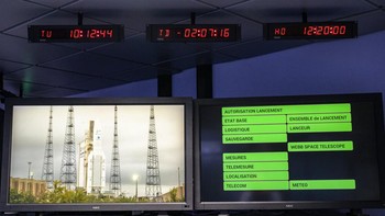 Monitor menunjukkan status menjelang peluncuran roket Arianespace Ariane 5 yang membawa Teleskop Luar Angkasa James Webb NASA, di Jupiter Center di Guiana Space Center di Kourou, Guyana Prancis. AP/NASA/Bill Ingalls.